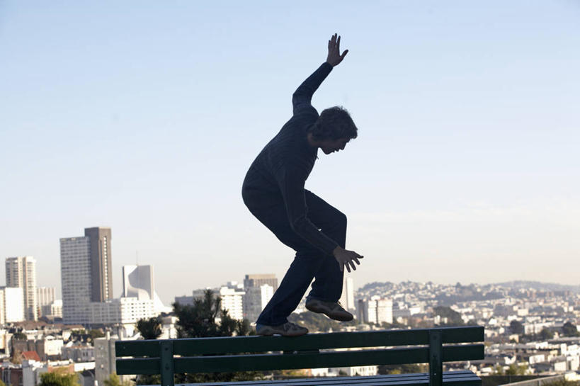 西方人,儿童,一个人,高楼大厦,走,蹲,伸展双臂,横图,全景,室外,白天,侧面,纯洁,办公楼,天际线,大厦,建筑,摩天大楼,写字楼,椅子,欧洲,欧洲人,仅一个男性,仅一个人,阴影,服装,光线,影子,木椅,注视,休闲装,小孩,衣服,蓝色,蓝天,天空,阳光,楼宇,天,观察,看,仅一个小孩,休闲,休闲服,商务楼,可爱,平衡,童年,童趣,服饰,晴朗,观看,察看,关注,童真,烂漫,无邪,万里无云,均衡,天真,男孩,男人,男性,白种人,孩子,晴空,晴空万里,步行,敞开双臂,蹲着,散步,伸开双臂,展开双肩,张开手臂,张开双臂,走路,彩图,全身,大楼,高层建筑,高楼,摩天楼,男生