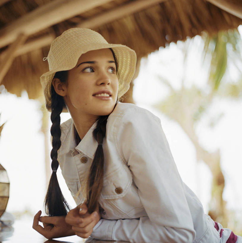 西方人,头发,一个人,站,竖图,室外,白天,仰视,帽子,欧洲,欧洲人,仅一个年轻女性,仅一个女性,仅一个人,阴影,服装,朦胧,模糊,光线,影子,扭头,注视,休闲装,衣服,蓝色,蓝天,天空,遮阳帽,天,观察,看,靠,靠着,站着,转头,休闲,休闲服,服饰,晴朗,观看,麻花辫,遮阳棚,察看,关注,万里无云,一顶,年轻女性,女人,女性,白种人,长发,晴空,晴空万里,站立,半身,彩图,低角度拍摄