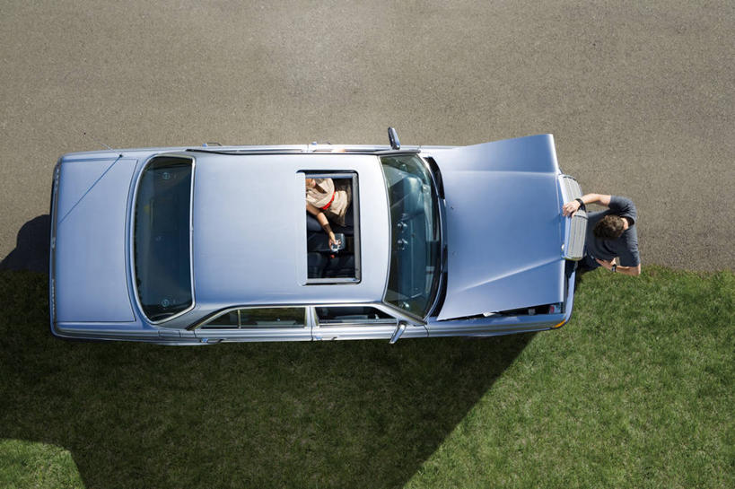 西方人,两个人,站,坐,横图,俯视,室外,白天,爱情,草地,草坪,植物,汽车,欧洲,欧洲人,一辆,阴影,服装,朦胧,模糊,光线,影子,浪漫,休闲装,车,草,衣服,蓝色,绿色,交通工具,轿车,打开,站着,休闲,温暖,温馨,休闲服,恩爱,恋人,服饰,修理,和睦,开启,载具,故障,补缀,男人,男性,年轻男性,年轻女性,女人,女性,白种人,情侣,站立,坐着,彩图,高角度拍摄,全身,伴侣,融洽