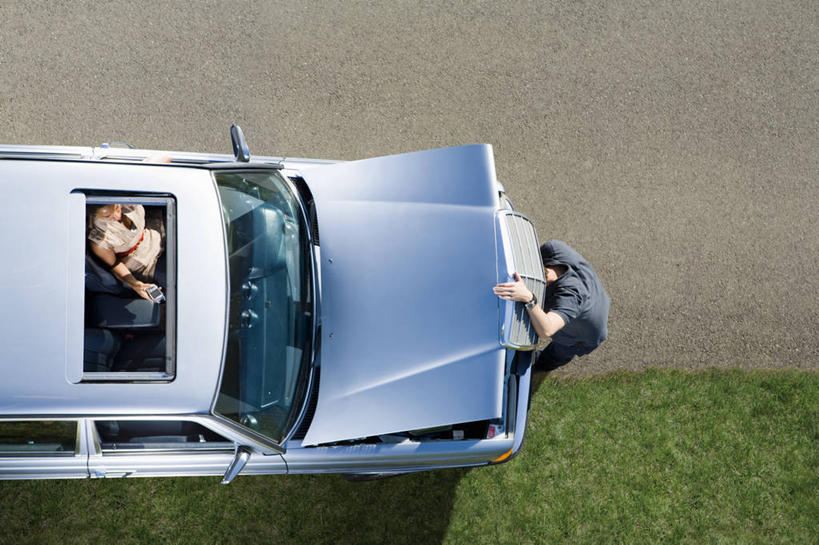 西方人,两个人,站,坐,打电话,横图,俯视,室外,白天,爱情,草地,草坪,植物,汽车,电话,手机,欧洲,欧洲人,一辆,弯腰,阴影,服装,朦胧,模糊,时间,光线,时钟,手表,影子,浪漫,计时,注视,休闲装,通讯设备,车,草,一个,衣服,蓝色,绿色,钟表,交通工具,轿车,打开,观察,看,站着,休闲,温暖,温馨,休闲服,表,恩爱,恋人,服饰,单个,观看,修理,腕表,和睦,察看,开启,关注,载具,故障,弯身,补缀,交流,男人,男性,年轻男性,年轻女性,女人,女性,白种人,情侣,钟,沟通,通话,站立,坐着,半身,彩图,高角度拍摄,伴侣,融洽