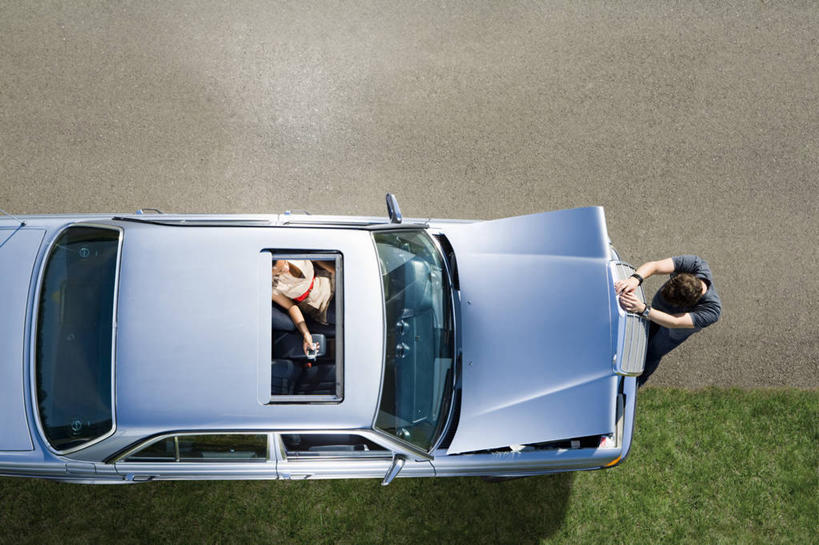 西方人,两个人,站,坐,打电话,横图,俯视,室外,白天,爱情,草地,草坪,植物,汽车,电话,手机,欧洲,欧洲人,一辆,阴影,服装,朦胧,模糊,时间,光线,时钟,手表,影子,浪漫,计时,注视,休闲装,通讯设备,车,草,一个,衣服,蓝色,绿色,钟表,交通工具,轿车,打开,观察,看,站着,休闲,温暖,温馨,休闲服,表,恩爱,恋人,服饰,单个,观看,修理,腕表,和睦,察看,开启,关注,载具,故障,补缀,交流,男人,男性,年轻男性,年轻女性,女人,女性,白种人,情侣,钟,沟通,通话,站立,坐着,半身,彩图,高角度拍摄,伴侣,融洽