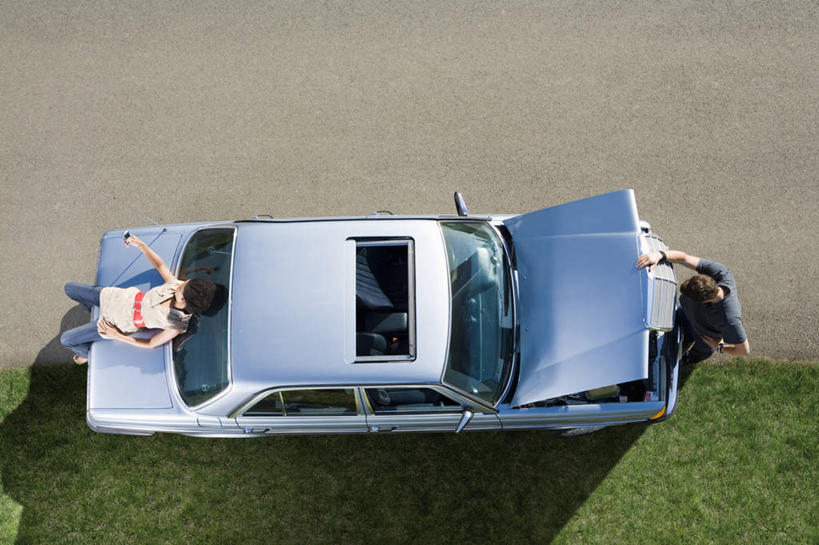 西方人,两个人,坐,打电话,横图,俯视,室外,白天,爱情,草地,草坪,植物,汽车,电话,手机,欧洲,非洲,黑人,欧洲人,一辆,阴影,服装,朦胧,模糊,时间,光线,时钟,手表,影子,浪漫,计时,休闲装,通讯设备,手叉腰,车,草,一个,拍照,衣服,蓝色,绿色,钟表,交通工具,轿车,叉腰,休闲,温暖,温馨,休闲服,表,恩爱,恋人,摄影,服饰,单个,腕表,和睦,载具,故障,交流,男人,男性,年轻男性,年轻女性,女人,女性,非洲人,情侣,钟,沟通,通话,坐着,彩图,高角度拍摄,全身,照相,伴侣,融洽