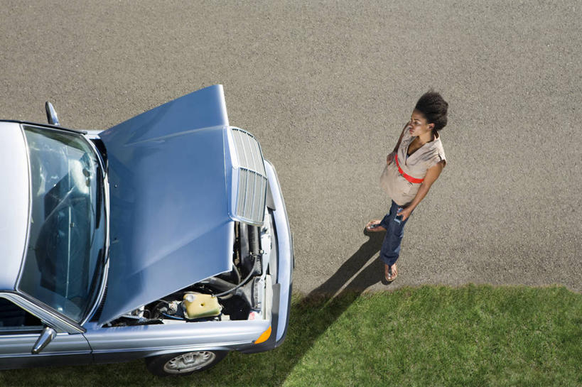 西方人,一个人,站,坐,打电话,横图,俯视,室外,白天,草地,草坪,植物,汽车,电话,手机,欧洲,非洲,黑人,欧洲人,仅一个年轻女性,仅一个女性,仅一个人,一辆,阴影,服装,朦胧,模糊,光线,影子,注视,休闲装,通讯设备,车,草,一个,拍照,衣服,蓝色,绿色,交通工具,轿车,观察,看,站着,休闲,休闲服,摄影,服饰,单个,观看,察看,关注,载具,故障,交流,年轻女性,女人,女性,非洲人,沟通,通话,站立,坐着,彩图,高角度拍摄,全身,照相