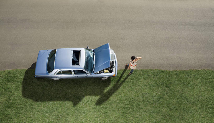 西方人,一个人,站,坐,横图,俯视,航拍,室外,白天,草地,草坪,植物,汽车,欧洲,非洲,黑人,欧洲人,仅一个年轻女性,仅一个女性,仅一个人,一辆,阴影,服装,朦胧,模糊,光线,影子,扭头,注视,休闲装,车,草,拍照,衣服,蓝色,绿色,交通工具,轿车,观察,看,站着,转头,休闲,休闲服,摄影,服饰,观看,察看,鸟瞰,关注,载具,故障,年轻女性,女人,女性,非洲人,站立,坐着,彩图,高角度拍摄,全身,照相