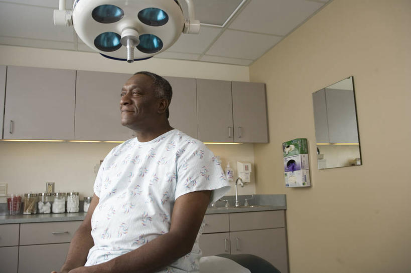 西方人,一个人,医院,坐,笑,微笑,露齿笑,横图,室内,白天,正面,柜子,镜子,照明,欧洲,非洲,黑人,欧洲人,仅一个男性,仅一个人,仅一个中年男性,服装,墙,灯光,储物柜,注视,休闲装,墙壁,墙面,灯,衣服,灯具,观察,看,休闲,休闲服,服饰,观看,照亮,镜像,察看,手术灯,镜面,照明设备,储存,关注,医疗机构,储备,蕴藏,贮备,男人,男性,中年男性,非洲人,坐着,半身,彩图,病院,诊所,贮存