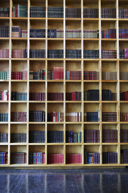 无人,图书馆,竖图,室内,白天,正面,书籍,一排,阴影,整齐,并列,并排,光线,影子,排列,书柜,书橱,队列,平行,浏览室,挡书板,书挡,书夹,书立,书,图书,彩图,书库,图书库,阅览室