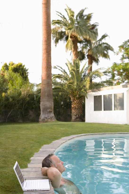 西方人,头发,一个人,体育馆,游泳池,家,竖图,室外,白天,侧面,电脑,笔记本电脑,草地,草坪,水,植物,棕榈树,叶子,欧洲,欧洲人,仅一个男性,仅一个人,抱头,涉水,阴影,光线,网络,影子,房屋,屋子,水池,水面,绿叶,通讯设备,泳池,楼房,裸露,住宅,草,树,树木,仅一个年轻男性,蓝色,绿色,蓝天,天空,自然,天,嫩叶,生长,晴朗,成长,一台,游泳馆,无线,裸,通信设备,无线网络,无线上网,便携式电脑,棕榈叶,万里无云,捧首,捧头,渡水,手提电脑,男人,男性,年轻男性,白种人,叶,叶片,晴空,晴空万里,半身,彩图,房子,短发