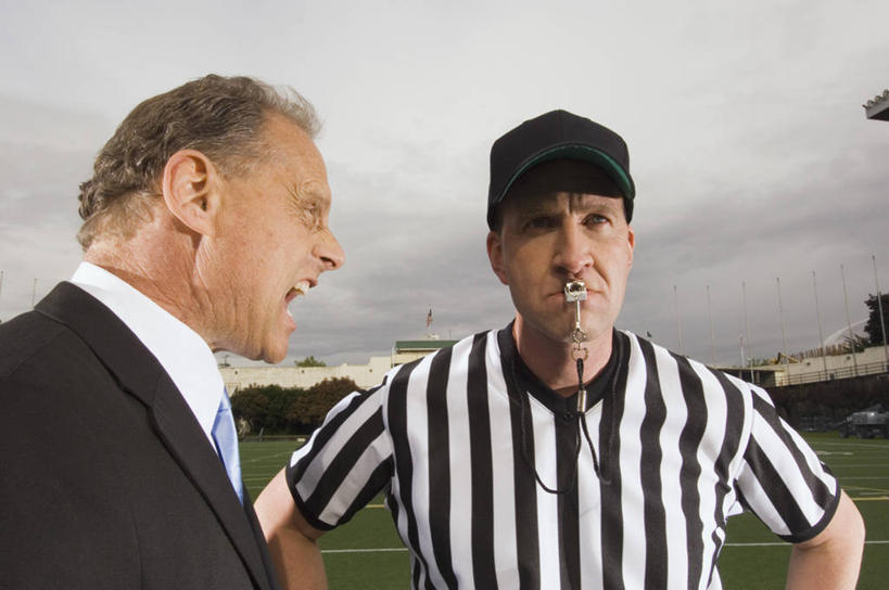 西方人,两个人,商务人士,商务男性,足球场,站,横图,室外,白天,正面,衬衫,运动服,西装,比赛,草地,草坪,植物,帽子,欧洲,欧洲人,裁判,阴影,套装,服装,正装,时间,传递,光线,信息,时钟,手表,影子,领带,哨子,计时,大喊,注视,职业装,运动帽,手叉腰,草,衣服,蓝色,绿色,蓝天,天空,阳光,钟表,天,叉腰,观察,看,站着,张嘴,表,鸭舌帽,联络,服饰,晴朗,观看,声音,大叫,腕表,信号,察看,叼,口哨,双手叉腰,衣着,穿着,关注,叼着,集合,绿茵场,张大嘴巴,工薪阶层,犯规,万里无云,召唤,传达,号令,讯号,大呼,衣饰,男人,男性,中年男性,白种人,白领,上班族,钟,晴空,晴空万里,张开嘴,站立,半身,彩图,衬衣,足球比赛场地,运动装