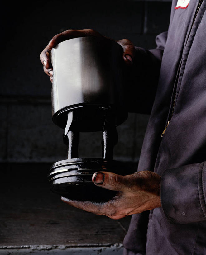 西方人,手,一个人,机修工,工厂,站,竖图,俯视,室内,特写,白天,工作服,制服,机器,欧洲,欧洲人,仅一个男性,仅一个人,仅一个中年男性,握,阴影,光线,影子,引擎,拿,拿着,注视,工人,一个,黑色,阳光,观察,看,站着,手部,发动机,机械,握着,肮脏,单个,观看,察看,关注,邋遢,工作制服,龌龊,污秽,飞机发动机,航空发动机,男人,男性,中年男性,白种人,机械师,机修工人,站立,半身,彩图,高角度拍摄,工作套服,工地,制造厂