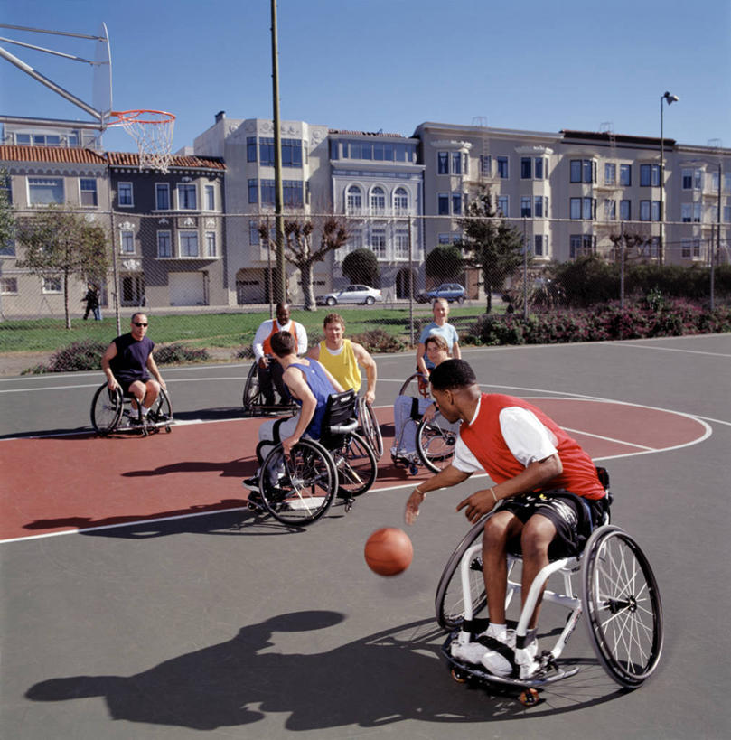 西方人,家,坐,投,竖图,室外,白天,正面,运动服,锻炼,运动,篮球,路灯,照明,欧洲,欧洲人,阴影,服装,光线,工具,影子,房屋,屋子,篮球场,灯光,篮球装备,许多人,注视,运动器械,楼房,住宅,灯,衣服,轮椅,复健,观察,看,一群人,康复,器械,健身器械,服饰,观看,照亮,察看,医疗设备,衣着,照明设备,穿着,关注,篮框,医疗器械,健身器材,医疗工具,篮球运动,辅助设备,衣饰,体育,男人,男性,年轻男性,白种人,抛,扔,撒,掷,坐着,彩图,全身,健身,房子,运动器材,运动装