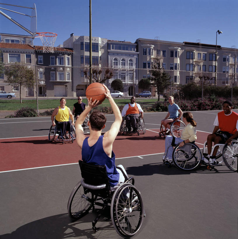 西方人,背部,家,坐,投,举,竖图,室外,白天,正面,运动服,锻炼,运动,篮球,路灯,照明,欧洲,欧洲人,阴影,服装,光线,工具,影子,房屋,屋子,篮球场,灯光,篮球装备,许多人,注视,运动器械,楼房,住宅,灯,衣服,轮椅,复健,观察,看,托,一群人,康复,器械,健身器械,服饰,观看,照亮,察看,医疗设备,衣着,照明设备,穿着,关注,篮框,医疗器械,健身器材,医疗工具,篮球运动,辅助设备,衣饰,体育,男人,男性,年轻男性,白种人,举起,举手,举着,抛,扔,撒,向上举,向上伸,向上托,掷,坐着,彩图,全身,健身,房子,运动器材,运动装