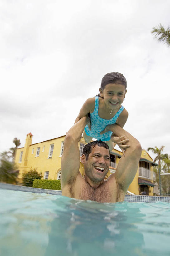 西方人,两个人,父亲,女儿,游泳池,家,举,笑,微笑,露齿笑,竖图,室外,白天,仰视,泳装,比基尼,水,植物,欧洲,非洲,黑人,欧洲人,涉水,阴影,光线,影子,房屋,屋子,水池,水面,注视,泳池,楼房,裸露,住宅,树,树木,蓝色,绿色,蓝天,天空,自然,天,观察,看,托,父女,父爱,生长,晴朗,成长,观看,察看,关注,裸,万里无云,渡水,男人,男性,女孩,中年男性,非洲人,晴空,晴空万里,举起,举手,举着,向上举,向上伸,向上托,半身,彩图,低角度拍摄,三点式,泳衣,房子