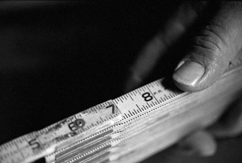 西方人,手,一个人,站,横图,俯视,黑白,室内,特写,白天,欧洲,欧洲人,仅一个男性,仅一个人,仅一个中年男性,握,黑色背景,测量,标志,数字,文字,字符,刻度,拿,拿着,注视,标识,尺,观察,看,站着,手部,握着,摄影,阿拉伯数字,影棚,观看,测量工具,尺子,察看,衡量,绘图,关注,折尺,比例,测绘,量具,量仪,标度,男人,男性,中年男性,白种人,站立,半身,高角度拍摄,影棚拍摄,拍摄