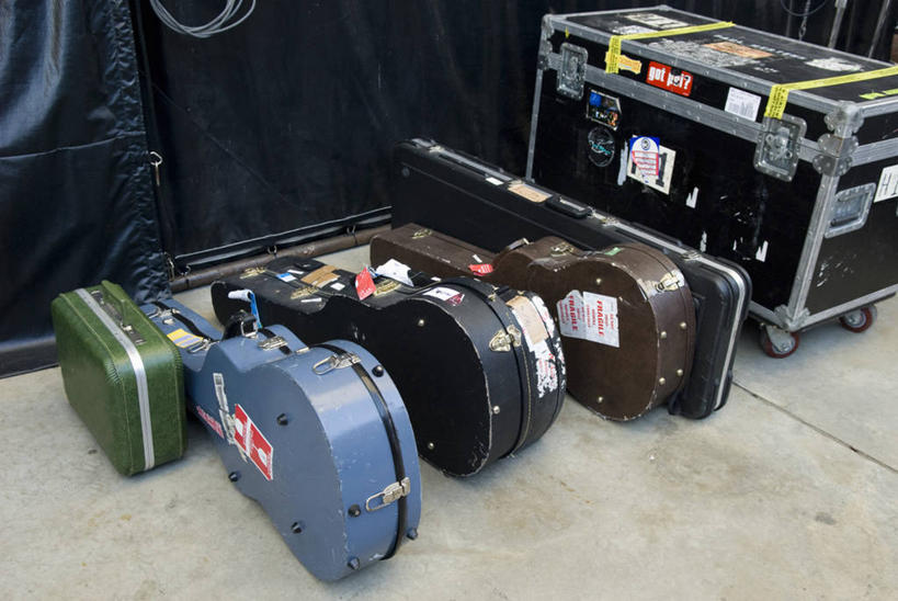 无人,横图,俯视,室内,白天,安全,一排,整齐,吉他,乐器,弦乐器,排列,箱子,保险箱,保护,队列,弹拨弦鸣乐器,保险,私密,彩图,高角度拍摄,弹拨弦乐器