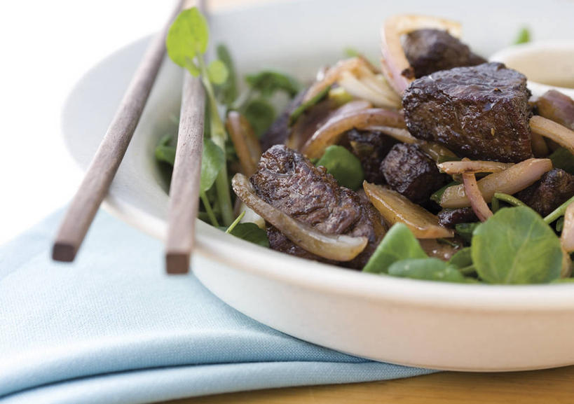 无人,横图,俯视,室内,特写,白天,烹饪,西餐,筷子,桌面,桌子,蔬菜,洋葱,餐具,阴影,新鲜,光线,木制,影子,陶瓷,青菜,肉,牛肉,料理,食品,陶瓷制品,文化,传统,菜肴,美食,肉类,食物,一个,木制品,容器,碗,西式,佳肴,有机食品,绿色食品,单个,储藏,礼节,储存,小白菜,礼仪,肉食,不结球白菜,进餐用具,圆葱,洋葱头,球葱,彩图,高角度拍摄,贮存