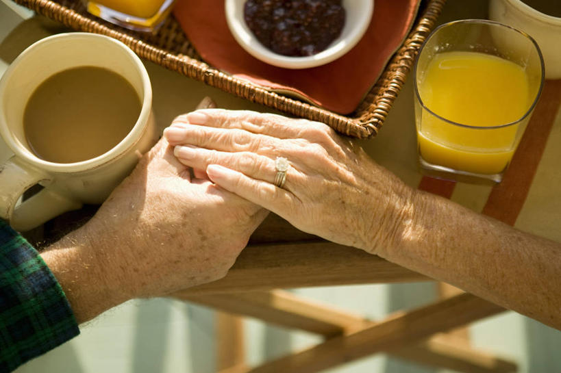 果汁,咖啡,西方人,两个人,家,坐,握手,横图,俯视,室内,白天,爱情,植物,餐桌,桌子,豆,杯子,餐具,欧洲,欧洲人,服装,碟子,盘,陶瓷,房屋,屋子,豆类,豆子,调料,酱料,酱汁,佐料,陶瓷制品,饮品,调味品,浪漫,调味料,注视,休闲装,酱,楼房,住宅,玻璃制品,装饰品,饮料,衣服,盘子,戒指,容器,饰品,首饰,水杯,碟,碗,咖啡豆,观察,看,休闲,休闲服,恩爱,服饰,餐台,观看,储藏,信物,察看,权利,储存,关注,可口,豆科,咖啡因,手饰,适口,老年男性,老年女性,男人,男性,女人,女性,白种人,玻璃杯,搀手,拉手,手搀手,手拉手,手牵手,手握手,坐着,半身,彩图,高角度拍摄,房子,贮存