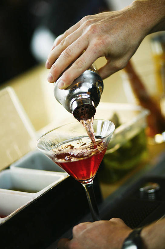 西方人,一个人,酒吧,站,竖图,俯视,室内,白天,餐桌,桌子,杯子,欧洲,欧洲人,仅一个男性,仅一个人,仅一个中年男性,倒,握,时间,高脚杯,时钟,手表,塑料,拿,计时,拿着,注视,调酒师,玻璃制品,盒子,酒杯,容器,塑料制品,钟表,观察,看,站着,表,握着,餐台,观看,储藏,腕表,察看,调酒壶,储存,关注,酒保,鸡尾酒杯,男人,男性,中年男性,白种人,侍者,玻璃杯,钟,站立,半身,彩图,高角度拍摄,酒吧间,酒馆,贮存