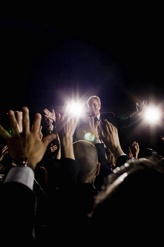 西方人,伙伴,朋友,商务人士,商务男性,站,举,伸展双臂,笑,微笑,露齿笑,竖图,室内,白天,正面,长时间曝光,衬衫,友谊,合作,团队,照明,欧洲,欧洲人,阴影,套装,朦胧,模糊,光线,影子,灯光,许多人,注视,灯,灯具,观察,看,托,演讲,站着,一群人,战略,观看,聚光灯,照亮,察看,照明设备,关注,商务装,政治,工薪阶层,竞选,联合,合谋,记者会,记者招待会,配合,协作,男人,男性,女人,女性,中年男性,中年女性,白种人,白领,上班族,敞开双臂,举起,举手,举着,伸开双臂,向上举,向上伸,向上托,展开双肩,站立,张开手臂,张开双臂,半身,彩图,衬衣,演说家