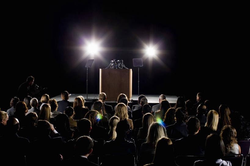 西方人,伙伴,朋友,商务人士,商务男性,站,坐,横图,室内,白天,长时间曝光,衬衫,友谊,合作,团队,椅子,照明,欧洲,欧洲人,一排,阴影,套装,朦胧,模糊,整齐,并列,并排,光线,影子,灯光,许多人,注视,灯,排列,背面,话筒,讲台,灯具,观察,看,演讲,站着,一群人,战略,观看,聚光灯,照亮,察看,麦克风,照明设备,队列,关注,扩音器,商务装,政治,平行,传声器,工薪阶层,竞选,联合,合谋,微音器,记者会,记者招待会,配合,协作,男人,男性,女人,女性,中年男性,中年女性,白种人,白领,上班族,站立,坐着,半身,彩图,衬衣,演说家