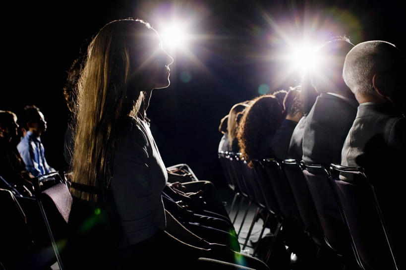 西方人,伙伴,朋友,商务人士,商务男性,商务女性,坐,横图,室内,白天,侧面,长时间曝光,衬衫,友谊,合作,团队,照明,欧洲,欧洲人,一排,阴影,套装,朦胧,模糊,整齐,并列,并排,光线,影子,灯光,许多人,注视,灯,排列,灯具,观察,看,一群人,战略,观看,聚光灯,照亮,察看,照明设备,队列,关注,商务装,政治,平行,工薪阶层,竞选,联合,合谋,记者会,记者招待会,配合,协作,男人,男性,女人,女性,中年男性,中年女性,白种人,白领,上班族,坐着,半身,彩图,衬衣