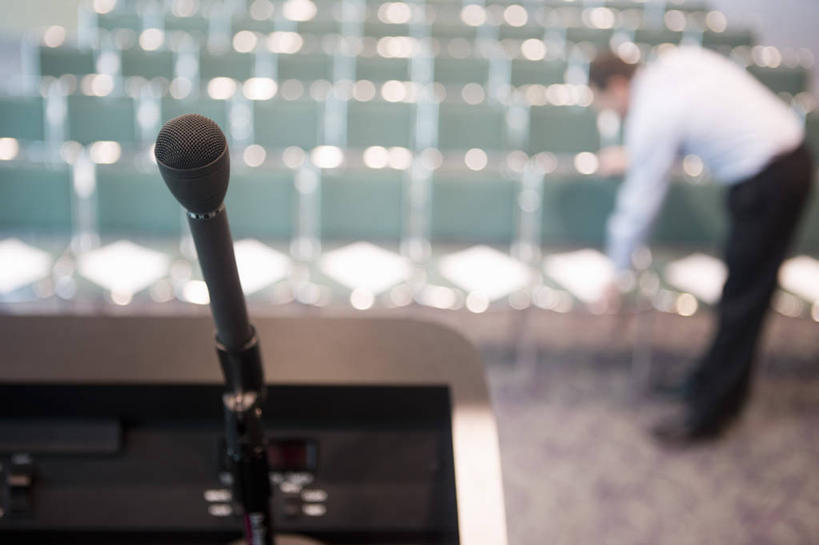 西方人,一个人,商务人士,商务男性,站,横图,俯视,室内,白天,衬衫,椅子,欧洲,欧洲人,仅一个男性,仅一个人,仅一个中年男性,一排,弯腰,套装,朦胧,模糊,整齐,并列,并排,注视,排列,话筒,讲台,观察,看,站着,观看,察看,麦克风,队列,关注,扩音器,商务装,政治,平行,传声器,工薪阶层,竞选,弯身,微音器,记者会,记者招待会,男人,男性,中年男性,白种人,白领,上班族,站立,彩图,高角度拍摄,全身,衬衣