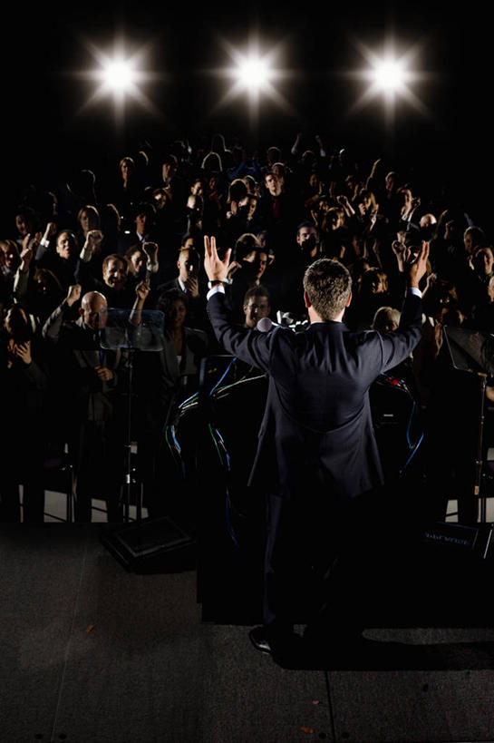 西方人,舞台,站,举,伸展双臂,竖图,室内,白天,衬衫,西装,照明,欧洲,欧洲人,一排,阴影,套装,正装,整齐,光线,影子,灯光,领带,许多人,注视,职业装,灯,排列,背面,话筒,灯具,发言,观察,看,托,演讲,站着,一群人,观看,聚光灯,照亮,察看,麦克风,照明设备,队列,关注,扩音器,政治,传声器,竞选,微音器,记者会,记者招待会,男人,男性,女人,女性,中年男性,中年女性,白种人,表演台,敞开双臂,讲话,举起,举手,举着,伸开双臂,向上举,向上伸,向上托,展开双肩,站立,张开手臂,张开双臂,彩图,全身,衬衣,演说家