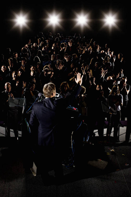 西方人,舞台,站,举,伸展双臂,竖图,俯视,室内,白天,衬衫,西装,照明,欧洲,欧洲人,一排,阴影,套装,正装,整齐,光线,影子,灯光,领带,许多人,注视,职业装,灯,排列,话筒,灯具,发言,观察,看,托,演讲,站着,一群人,观看,聚光灯,照亮,察看,麦克风,照明设备,队列,关注,扩音器,政治,传声器,竞选,微音器,记者会,记者招待会,男人,男性,女人,女性,中年男性,中年女性,白种人,表演台,敞开双臂,讲话,举起,举手,举着,伸开双臂,向上举,向上伸,向上托,展开双肩,站立,张开手臂,张开双臂,彩图,高角度拍摄,全身,衬衣,演说家