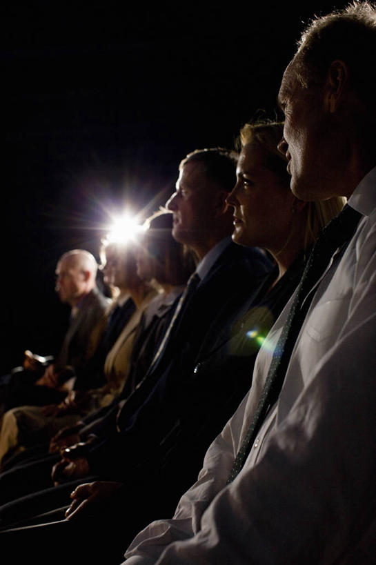 西方人,商务人士,商务男性,商务女性,坐,说,竖图,室内,白天,侧面,衬衫,西装,讨论,照明,欧洲,欧洲人,阴影,套装,正装,光线,影子,灯光,领带,许多人,扭头,注视,职业装,灯,灯具,观察,看,转头,一群人,观看,聚光灯,照亮,察看,照明设备,关注,政治,工薪阶层,竞选,记者会,记者招待会,交流,男人,男性,女人,女性,中年男性,中年女性,白种人,白领,上班族,沟通,讲话,交谈,商讨,说话,谈话,坐着,半身,彩图,衬衣