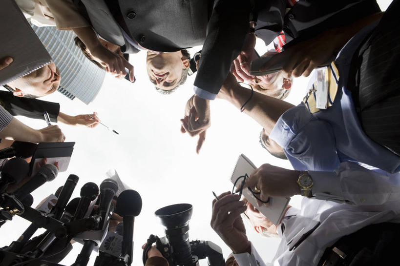 西方人,商务人士,记者,商务男性,商务女性,站,说,横图,室外,白天,仰视,衬衫,西装,讨论,欧洲,欧洲人,指,阴影,套装,正装,时间,光线,时钟,手表,影子,领带,摄像机,许多人,计时,注视,职业装,方向,蓝色,蓝天,天空,阳光,话筒,钟表,天,观察,记录,看,手势,演讲,站着,一群人,表,摄像,摄影,晴朗,摄影机,观看,腕表,察看,麦克风,录音笔,指向,食指,关注,扩音器,录像,政治,传声器,工薪阶层,采访,竞选,记载,万里无云,微音器,记实,纪录,记者会,记者招待会,交流,男人,男性,女人,女性,中年男性,中年女性,白种人,白领,上班族,新闻工作者,新闻记者,钟,晴空,晴空万里,沟通,讲话,交谈,商讨,说话,谈话,站立,半身,彩图,低角度拍摄,衬衣,演说家