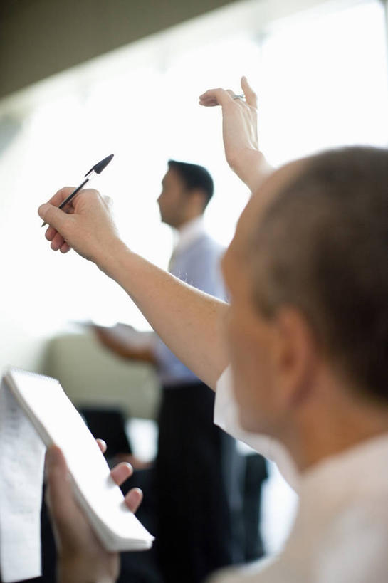 西方人,三个人,记者,会议室,站,坐,举,竖图,室内,白天,侧面,衬衫,窗户,欧洲,欧洲人,握,朦胧,模糊,笔,墙,办公用品,记事本,领带,拿,拿着,注视,水笔,玻璃窗,墙壁,墙面,文具,本子,笔记本,学习用品,观察,看,托,演讲,站着,握着,观看,文具用品,察看,关注,政治,采访,竞选,记者会,记者招待会,男人,男性,女人,女性,中年男性,中年女性,白种人,新闻工作者,新闻记者,举起,举手,举着,向上举,向上伸,向上托,站立,坐着,半身,彩图,衬衣,演说家