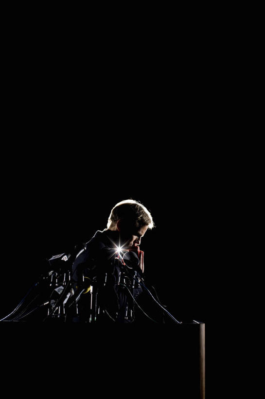 西方人,一个人,商务人士,商务男性,舞台,站,竖图,室内,白天,侧面,衬衫,西装,欧洲,欧洲人,仅一个男性,仅一个人,仅一个中年男性,撑,阴影,套装,正装,光线,影子,领带,托腮,注视,职业装,话筒,观察,看,托,演讲,站着,思考,观看,察看,麦克风,关注,扩音器,托下巴,政治,传声器,工薪阶层,竞选,思虑,微音器,记者会,记者招待会,男人,男性,中年男性,白种人,白领,上班族,表演台,站立,半身,彩图,衬衣,演说家