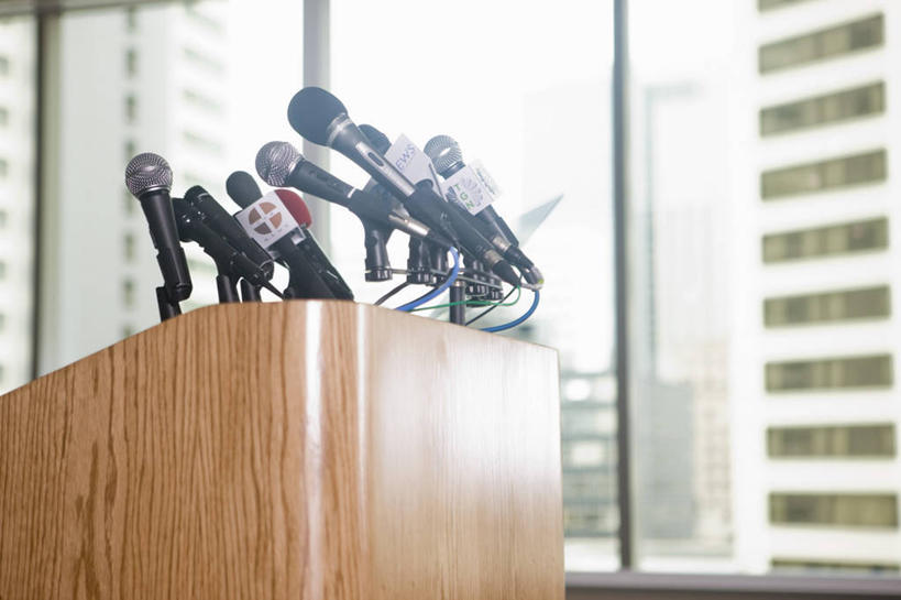 无人,办公室,横图,室内,特写,白天,仰视,窗户,桌面,桌子,静物,许多,朦胧,模糊,会议,木制,墙,很多,玻璃窗,墙壁,墙面,话筒,木制品,麦克风,扩音器,集会,传声器,微音器,记者会,记者招待会,彩图,低角度拍摄