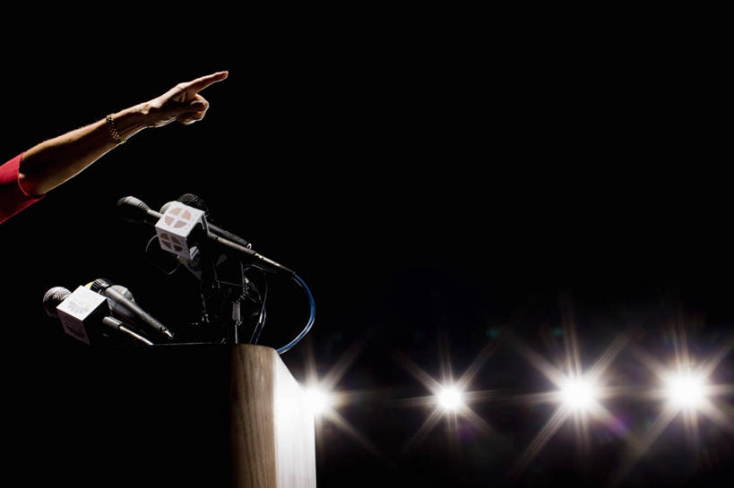 西方人,手,一个人,横图,室内,白天,仰视,照明,欧洲,欧洲人,仅一个女性,仅一个人,一排,许多,指,服装,整齐,灯光,指点,休闲装,灯,排列,衣服,话筒,讲台,饰品,手链,灯具,演讲,四个,休闲,手部,休闲服,服饰,仅一个老年女性,单手,聚光灯,照亮,麦克风,指向,照明设备,队列,扩音器,政治,传声器,竞选,微音器,记者会,记者招待会,老年女性,女人,女性,白种人,半身,彩图,低角度拍摄,演说家