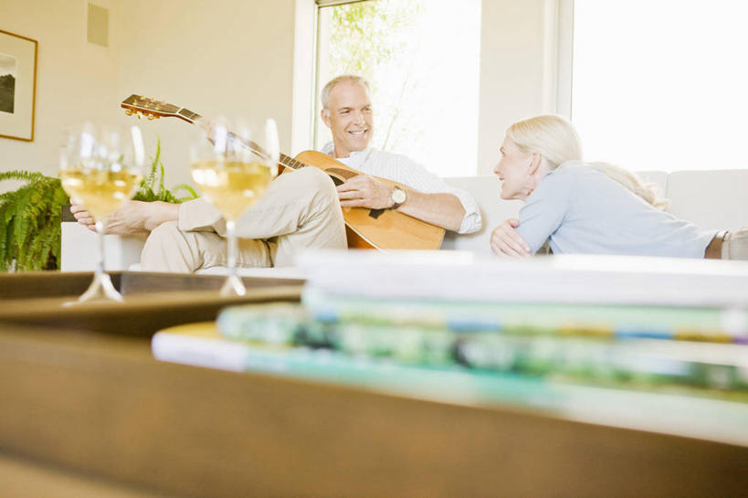 红酒,葡萄酒,西方人,腿部,脚,脚趾,脚趾甲,腿,两个人,夫妻,坐,笑,微笑,露齿笑,横图,室内,白天,正面,爱情,餐桌,窗户,桌子,杯子,欧洲,欧洲人,阴影,服装,朦胧,模糊,时间,光线,布料,高脚杯,时钟,手表,影子,吉他,乐器,弦乐器,红酒杯,白葡萄酒,酒类,两杯,浪漫,弹奏,二郎腿,计时,布纹,注视,休闲装,光脚,玻璃窗,玻璃制品,酒,桌布,饮料,两个,一个,衣服,餐巾,酒杯,台布,钟表,观察,看,趴着,休闲,赤脚,休闲服,表,恩爱,恋人,服饰,单个,餐台,观看,腕表,察看,关注,弹拨弦鸣乐器,老年男性,老年女性,男人,男性,女人,女性,白种人,脚指甲,夫妇,情侣,玻璃杯,钟,趴,坐着,半身,彩图,伴侣,弹拨弦乐器