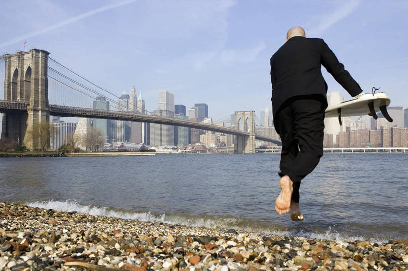 西方人,一个人,商务人士,商务男性,高楼大厦,跑,横图,室外,白天,仰视,衬衫,西装,度假,海浪,海洋,美景,沙滩,城市风光,城市,大厦,建筑,摩天大楼,欧洲,欧洲人,仅一个男性,仅一个人,仅一个中年男性,握,阴影,套装,正装,光线,冲浪板,沙子,影子,海岸,景观,浪花,桥,领带,沙地,拿,拿着,职业装,娱乐,运动器械,建设,海水,享受,休闲,健身器械,景色,放松,压力,握着,吊桥,人行桥,悬索桥,赤足,商务装,健身器材,吊杆,海景,工薪阶层,锚锭,悬索,冲浪装备,男人,男性,中年男性,白种人,白领,上班族,大海,风浪,海,海水的波动,海滩,近岸浪,涌浪,彩图,低角度拍摄,全身,衬衣,大楼,高层建筑,高楼,摩天楼,运动器材