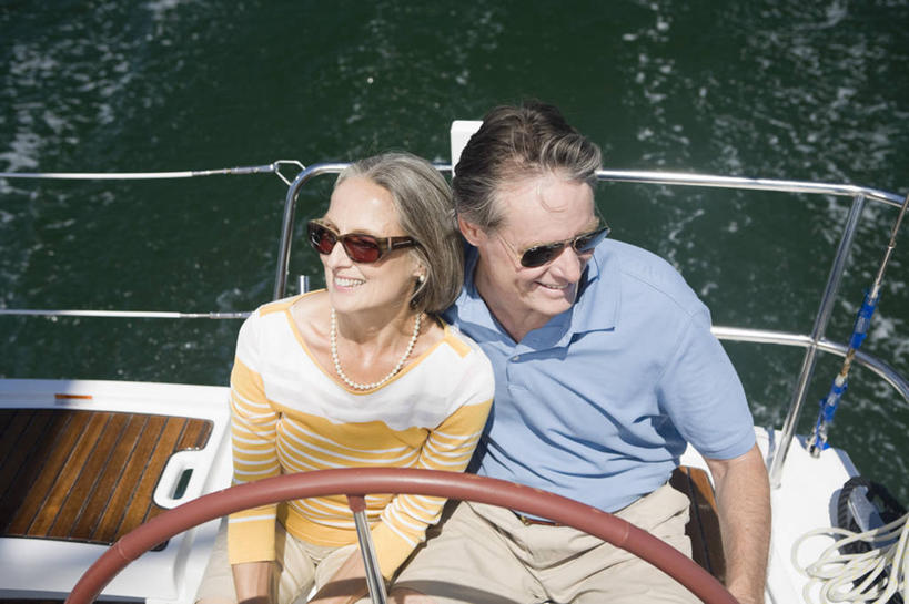 帆船,西方人,两个人,坐,笑,微笑,横图,俯视,室外,白天,民族服装,爱情,海浪,海洋,船,欧洲,欧洲人,阴影,服装,装饰,光线,墨镜,眼镜,影子,浪花,浪漫,注视,衣服,蓝色,蓝天,天空,海水,太阳镜,太阳眼镜,交通工具,天,观察,看,靠,靠着,温暖,温馨,遮阳镜,恩爱,恋人,服饰,晴朗,观看,华丽,修饰,点缀,和睦,察看,船舵,衣着,穿着,关注,载具,海景,万里无云,衬托,美观,雅致,雅观,衣饰,男人,男性,女人,女性,中年男性,中年女性,白种人,情侣,大海,风浪,海,海水的波动,近岸浪,涌浪,晴空,晴空万里,坐着,半身,彩图,高角度拍摄,传统服装,民俗服,伴侣,融洽