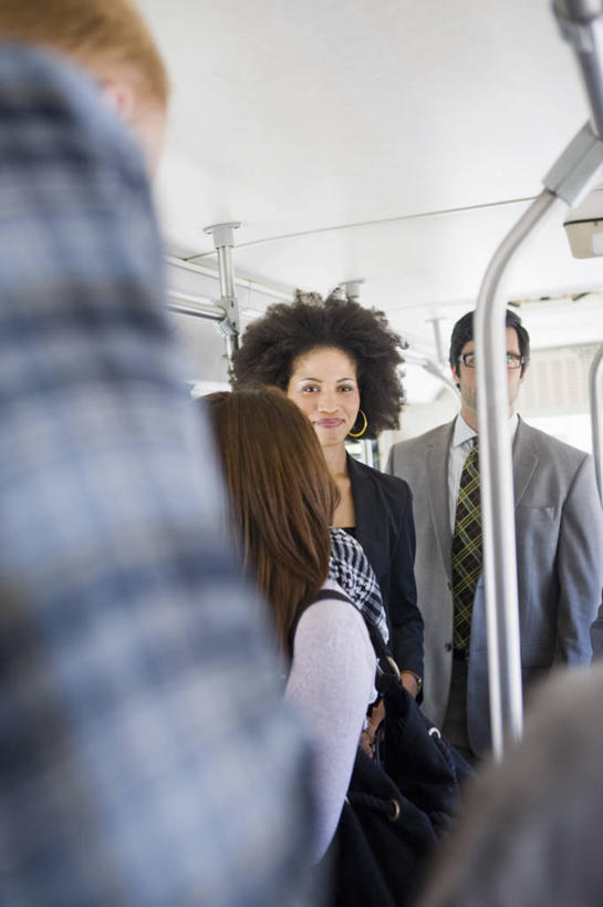 西方人,头发,四个人,站,笑,微笑,竖图,室内,白天,正面,衬衫,西装,公共汽车,欧洲,非洲,黑人,欧洲人,阴影,套装,服装,正装,光线,影子,巴士,领带,公交车,休闲装,职业装,车厢,车,衣服,黑色,交通工具,站着,休闲,休闲服,服饰,载具,车箱,男人,男性,年轻男性,年轻女性,女人,女性,非洲人,卷发,站立,半身,彩图,衬衣