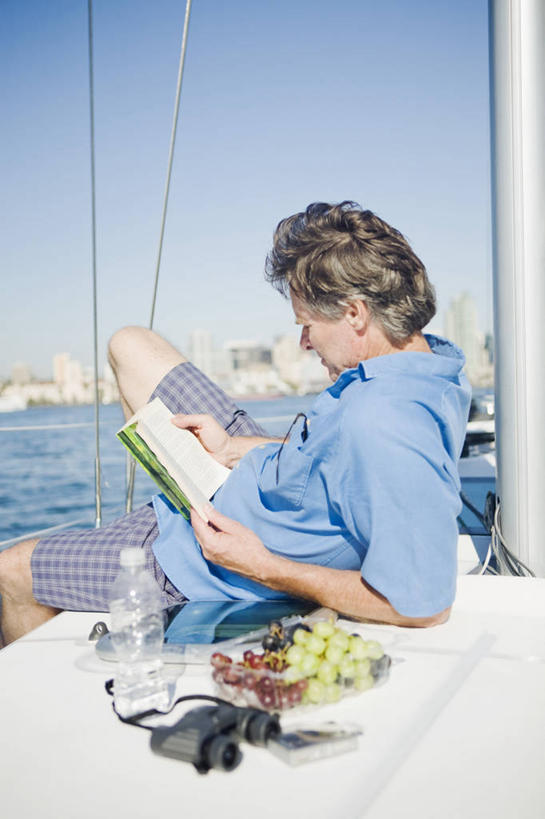 帆船,西方人,头发,一个人,躺,打电话,竖图,室外,白天,侧面,仪器,科技,海浪,海洋,植物,船,餐具,电话,手机,水果,玻璃,欧洲,欧洲人,仅一个男性,仅一个人,一本,眺望,握,阴影,服装,检查,新鲜,研究,反射,分析,光线,科学,碟子,盘,望远镜,影子,浪花,生食,食品,果实,拿,拿着,注视,休闲装,通讯设备,玻璃制品,树,树木,食物,仅一个年轻男性,衣服,蓝色,绿色,蓝天,天空,自然,海水,盘子,瓶子,塑料制品,碟,交通工具,天,观察,看,休闲,休闲服,金色,塑料瓶,清晰,探索,握着,服饰,有机食品,绿色食品,一架,生长,放大,晴朗,成长,观看,仔细,科研,察看,船舵,科学技术,瞭望,聚焦,关注,载具,海景,远视镜,瞭望镜,万里无云,光学,清楚,卧着,交流,男人,男性,年轻男性,白种人,大海,风浪,海,海水的波动,近岸浪,涌浪,晴空,晴空万里,沟通,躺着,通话,卧,半身,彩图,光学仪器,千里镜,短发