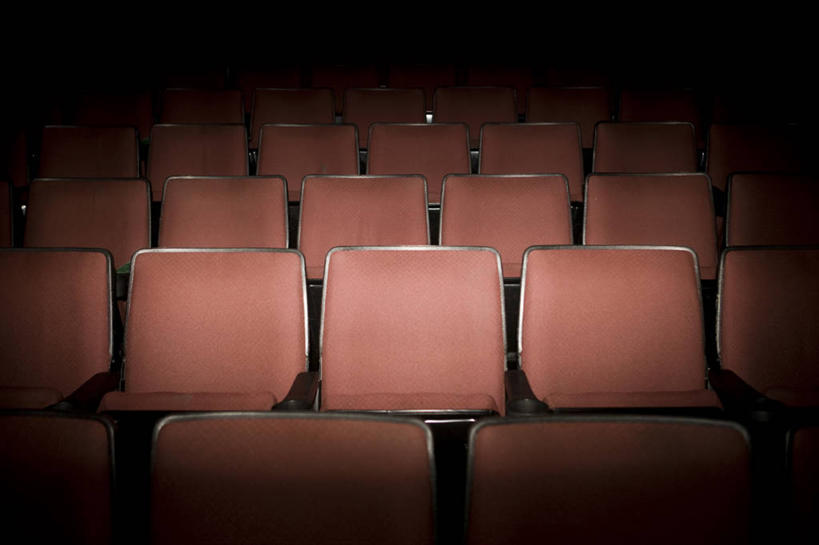 无人,横图,室内,特写,白天,正面,剧院,静物,椅子,一排,许多,阴影,整齐,光线,影子,木椅,很多,排列,红色,队列,彩图,剧场,戏院