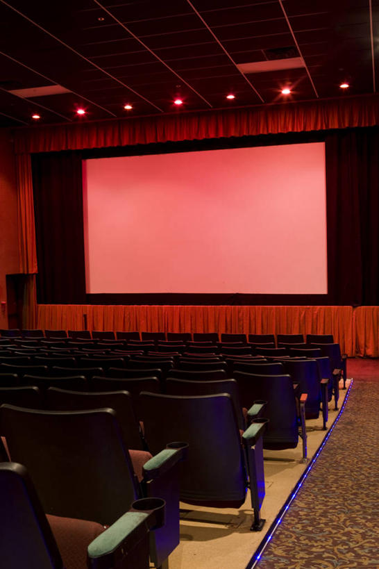 无人,舞台,竖图,室内,白天,正面,地毯,天花板,剧院,椅子,照明,一排,许多,整齐,装饰,编织,壁灯,瓷砖,地砖,荧幕,手工艺品,墙,灯光,织物,地面,很多,墙壁,墙面,灯,排列,工艺品,灯具,帷幕,华丽,修饰,照亮,点缀,照明设备,队列,帷幔,幕布,幕帘,衬托,美观,雅致,雅观,帷幔布,表演台,彩图,剧场