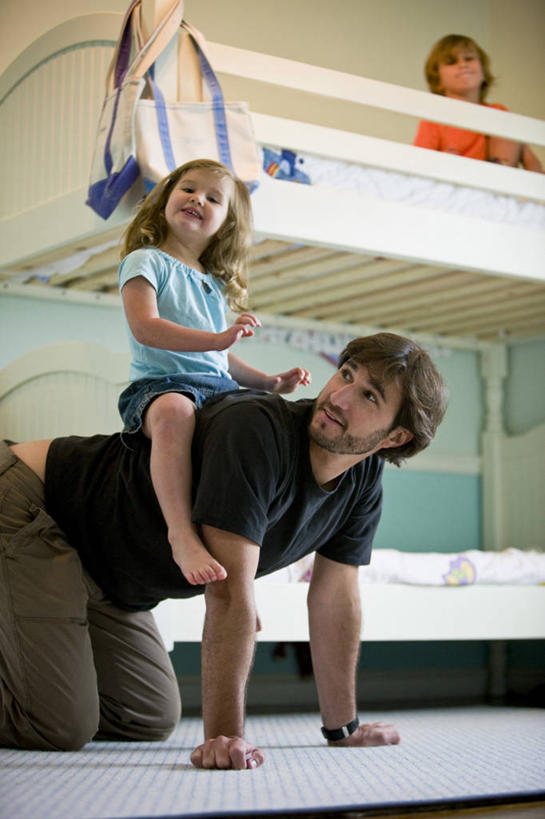 西方人,儿童,背,三个人,家庭,父亲,女儿,儿子,坐,笑,微笑,露齿笑,竖图,室内,白天,仰视,纯洁,床,地毯,卧室,欧洲,欧洲人,撑,服装,装饰,时间,编织,时钟,手表,手工艺品,墙,床单,织物,计时,扭头,注视,休闲装,光脚,被子,墙壁,墙面,小孩,衣服,工艺品,钟表,背着,观察,看,趴着,转头,休闲,温暖,温馨,父女,父子,一家人,赤脚,休闲服,表,父爱,可爱,童年,童趣,服饰,单人床,观看,华丽,修饰,腕表,点缀,和睦,察看,撑着,被单,关注,童真,烂漫,无邪,衬托,美观,雅致,雅观,背负,天真,男孩,男人,男性,年轻男性,女孩,女人,女性,白种人,孩子,年轻人,钟,趴,坐着,半身,彩图,低角度拍摄,睡房,卧房,融洽,男生,女生