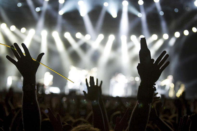 西方人,手,站,举,横图,室内,白天,正面,照明,欧洲,欧洲人,握,阴影,欢呼,光线,影子,灯光,许多人,拿,拿着,注视,玻璃制品,灯,酒瓶,玻璃瓶,瓶子,灯具,观察,看,托,站着,一群人,手部,握着,观看,聚光灯,荧光棒,照亮,察看,喝彩,照明设备,关注,男人,男性,女人,女性,中年男性,中年女性,白种人,举起,举手,举着,向上举,向上伸,向上托,站立,半身,彩图