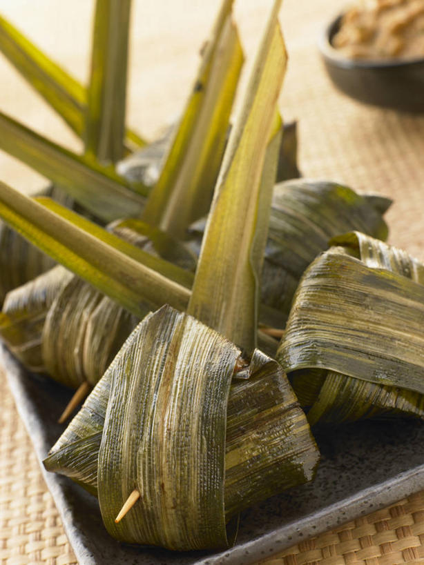 无人,竖图,俯视,室内,特写,白天,餐桌,桌子,餐具,叶子,一排,许多,阴影,整齐,光线,碟子,盘,影子,鸡肉,肉,绿叶,很多,肉类,排列,盘子,碟,嫩叶,餐台,队列,肉食,露兜树,帕梯,山菠萝,野菠萝,叶,叶片,彩图,高角度拍摄