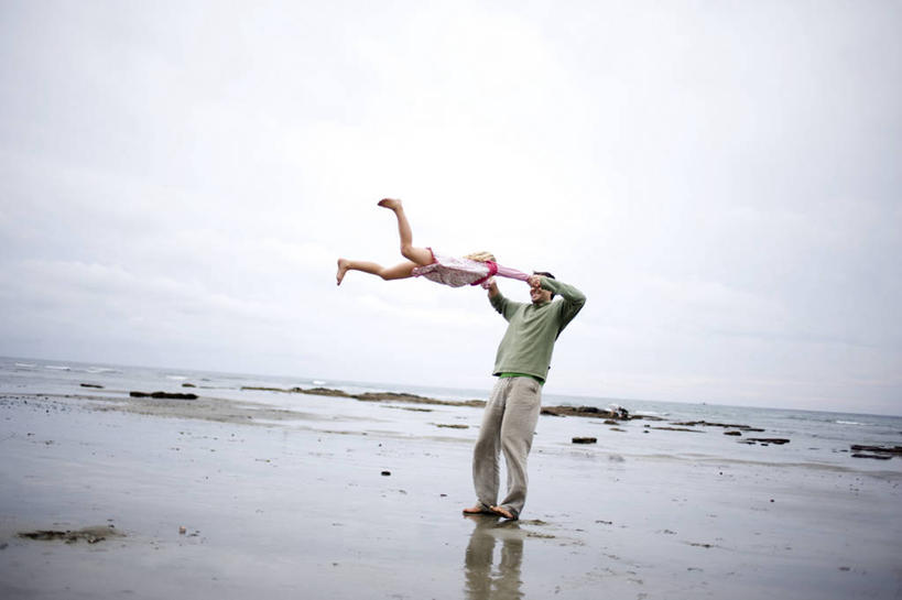 西方人,两个人,父亲,女儿,站,投,拉,竖图,室外,白天,正面,海浪,海洋,沙滩,欧洲,欧洲人,阴影,服装,光线,沙子,影子,海岸,浪花,云,云朵,沙地,云彩,休闲装,衣服,蓝色,白云,蓝天,天空,海水,天,站着,休闲,父女,休闲服,父爱,服饰,晴朗,海景,老年男性,男人,男性,女孩,白种人,大海,风浪,海,海水的波动,海滩,近岸浪,涌浪,晴空,抛,扔,撒,站立,掷,彩图,全身