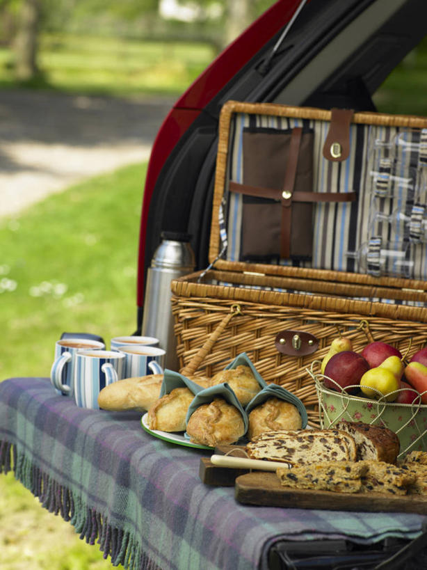 无人,交叉,横图,俯视,室内,特写,白天,草地,草坪,植物,餐桌,桌子,竹子,蔬菜,餐具,阴影,竹制,新鲜,编织,光线,碟子,篮子,盘,影子,陶瓷,肉,汤,陶瓷制品,肉类,草,绿色,盘子,容器,竹篮,碟,碗,有机食品,绿色食品,餐台,储藏,竹条,交织,竹制品,储存,烤饼,肉食,穿插,彩图,高角度拍摄,贮存