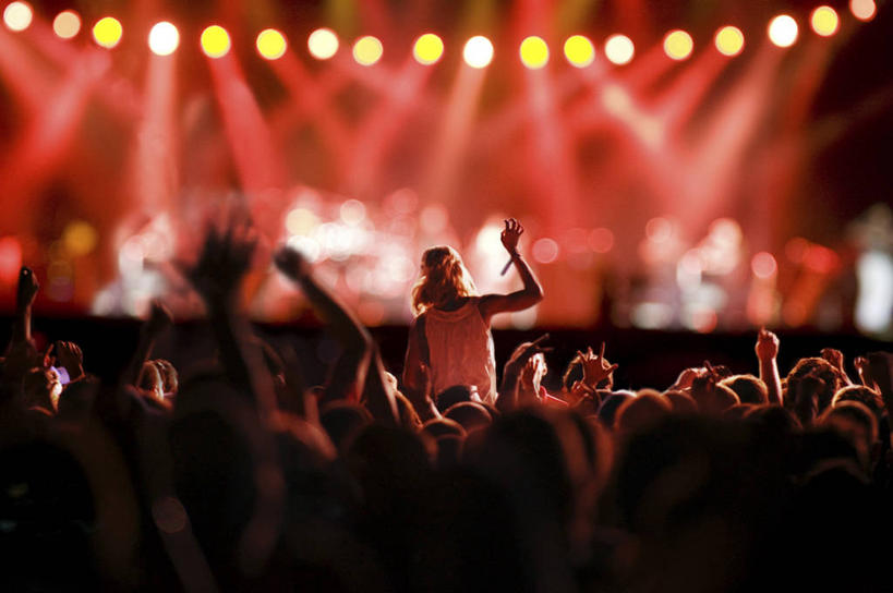 西方人,舞台,站,举,竖图,室内,白天,正面,欧洲,欧洲人,阴影,服装,光线,影子,灯光,许多人,休闲装,衣服,红色,托,站着,一群人,休闲,休闲服,服饰,音乐会,男人,男性,年轻男性,年轻女性,女人,女性,白种人,举起,举手,举着,向上举,向上伸,向上托,站立,半身,彩图