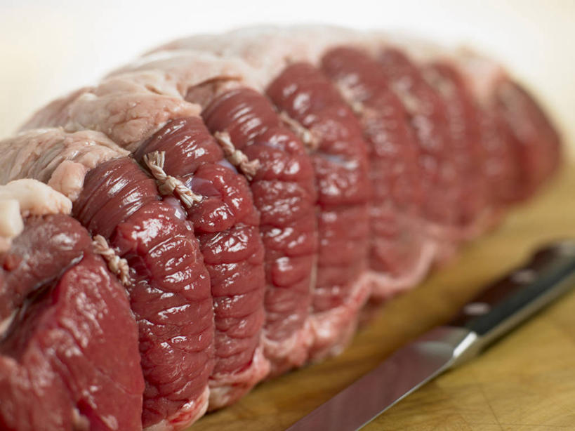 无人,横图,俯视,室内,特写,白天,金属制品,阴影,光线,金属,工具,影子,肉,案板,刀具,肉类,砧板,一个,红色,刀,单个,菜刀,肉食,切菜刀,彩图,高角度拍摄