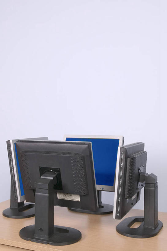 无人,竖图,俯视,室内,特写,白天,电脑,显示器,鼠标,键盘,桌子,静物,阴影,光线,网络,影子,办公桌,墙,输入设备,通讯设备,相视,墙壁,墙面,面对面,台式电脑,对视,通信设备,相对,输出设备,相看,四台,彩图,高角度拍摄