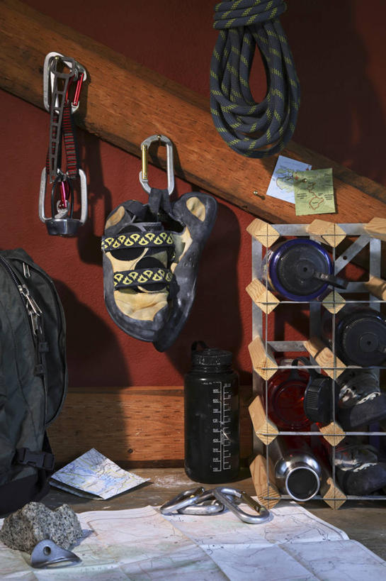 攀登,竖图,室内,白天,正面,运动鞋,锻炼,旅游,度假,探险,运动,攀岩,道路,地图,鞋子,一排,许多,阴影,铁质,整齐,光线,信息,包,材料,档案,壶,文件,影子,纸,墙,交通,很多,旅行包,方向,娱乐,极限运动,架子,墙壁,墙面,水壶,排列,三个,背包,茶壶,绳子,手稿,资料,享受,休闲,放松,摄影,影棚,引导,指引,休闲鞋,绳索,证明,吊钩,队列,文档,缆绳,户外运动,室内运动,旅游包,冒险,体育,登山,攀爬,半身,彩图,影棚拍摄,健身,拍摄,导航,双肩包