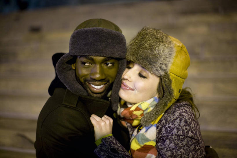 西方人,两个人,闭眼,抱,笑,微笑,露齿笑,横图,室内,特写,白天,正面,帽子,欧洲,非洲,黑人,欧洲人,阴影,服装,光线,影子,冬季,冬天,休闲装,衣服,休闲,休闲服,服饰,抱着,厚重,搂着,棉帽,冬日,男人,男性,年轻男性,年轻女性,女人,女性,白种人,非洲人,闭眼睛,闭着眼,闭着眼睛,怀抱,搂,搂抱,相抱,拥抱,半身,彩图